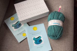 Kit créatif Tricotons un tour de cou Augustine et Balthazar – Image 2