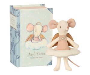 Souris fée nuage Maileg dans son livre