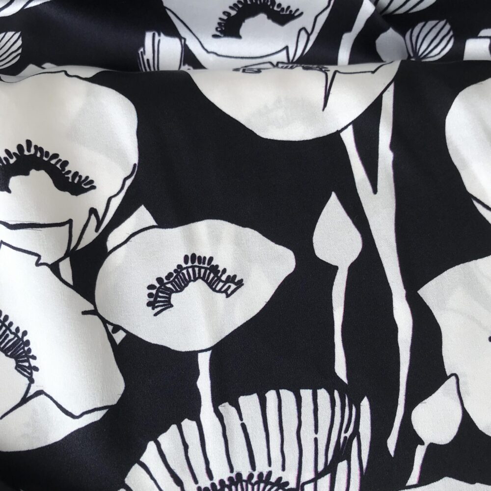 Tissu soie fleurs blanches et noires