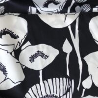 Tissu soie fleurs blanches et noires