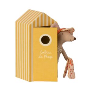 grande-soeur-souris-dans-sa-cabine-de-plage