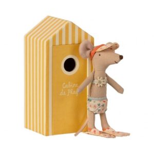 grande-soeur-souris-dans-sa-cabine-de-plage