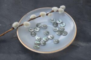 Boutons fleurs nacre vert clair