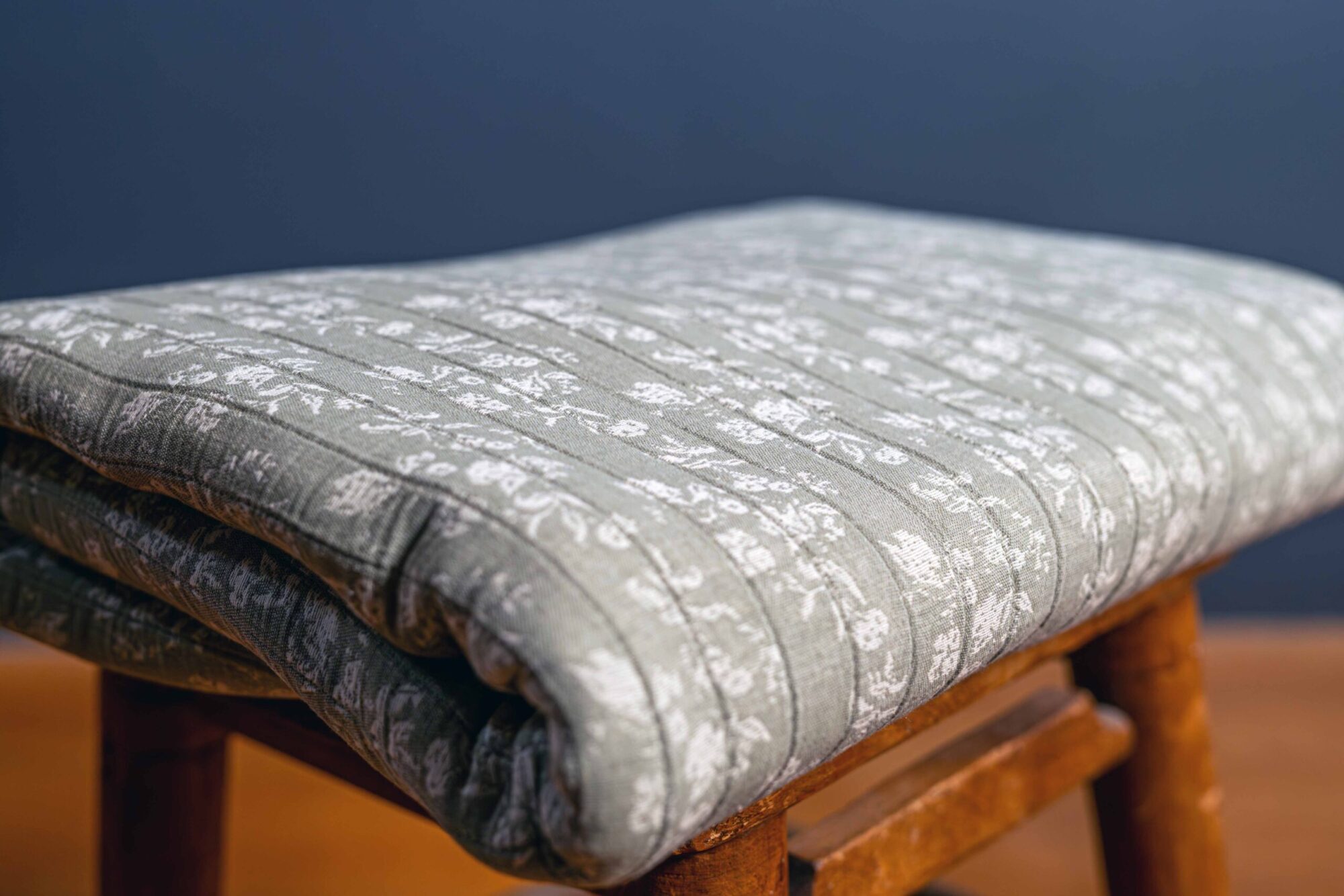 Tissu matelassé indien vert gris Augustine & Balthazar – Image 2