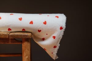 Tissu coton coeurs rouges Augustine & Balthazar